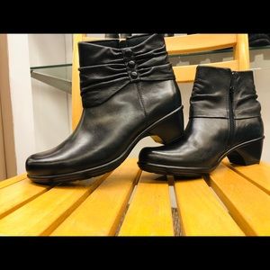 Black Woman’s Clarks Bendable Boots- Size 8 (NWOT)